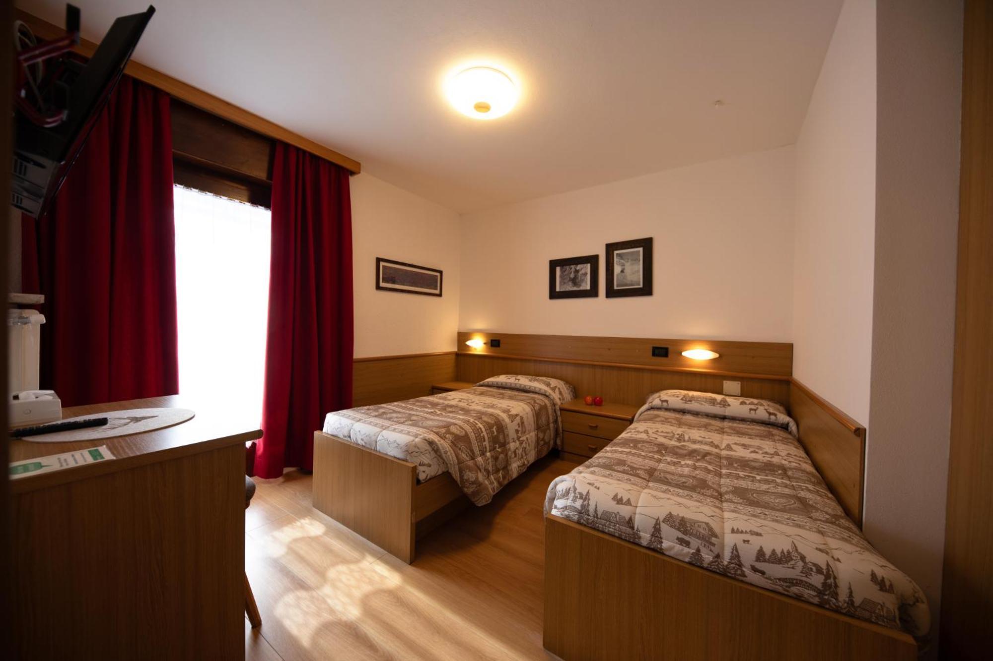 Albergo Venezia Пасо Роле Екстериор снимка