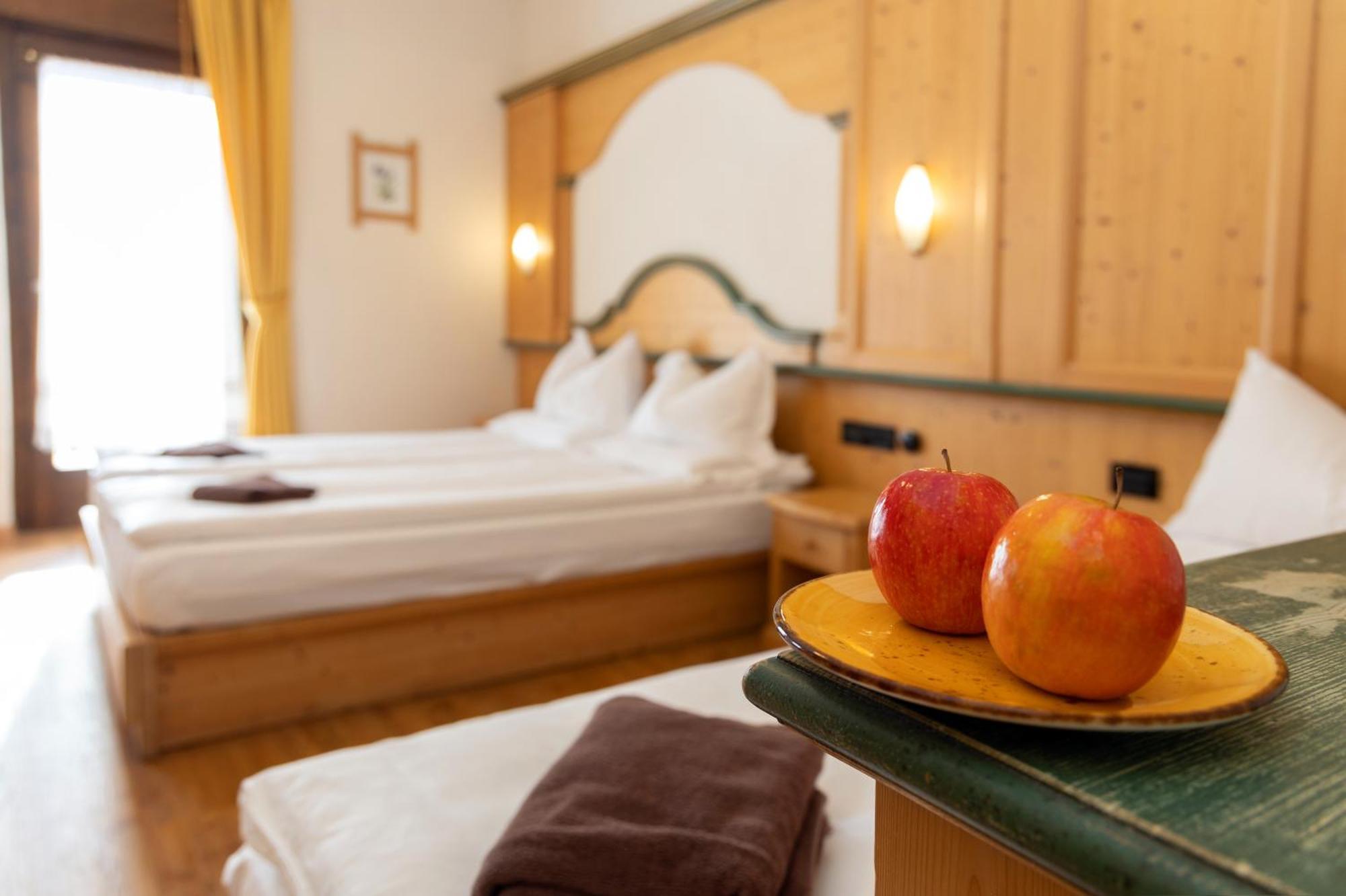 Albergo Venezia Пасо Роле Екстериор снимка