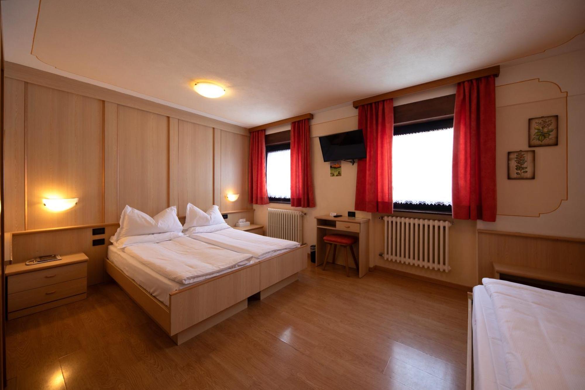 Albergo Venezia Пасо Роле Екстериор снимка