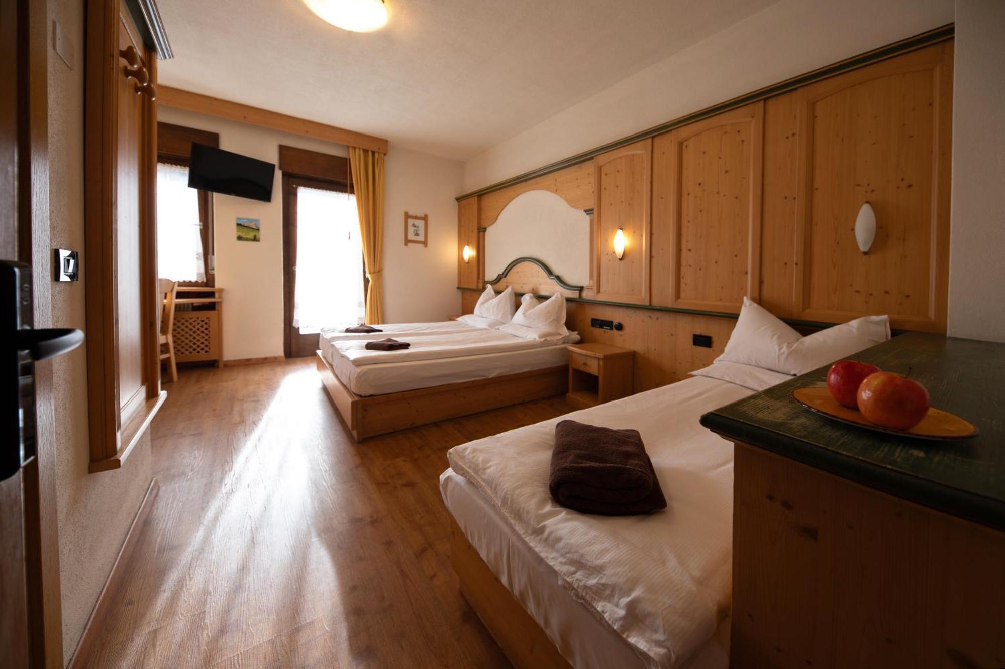 Albergo Venezia Пасо Роле Екстериор снимка