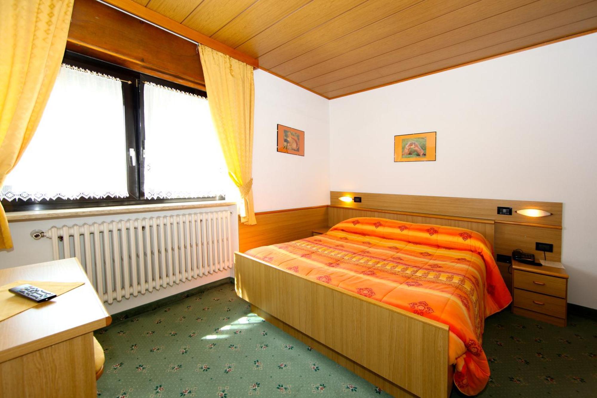Albergo Venezia Пасо Роле Екстериор снимка