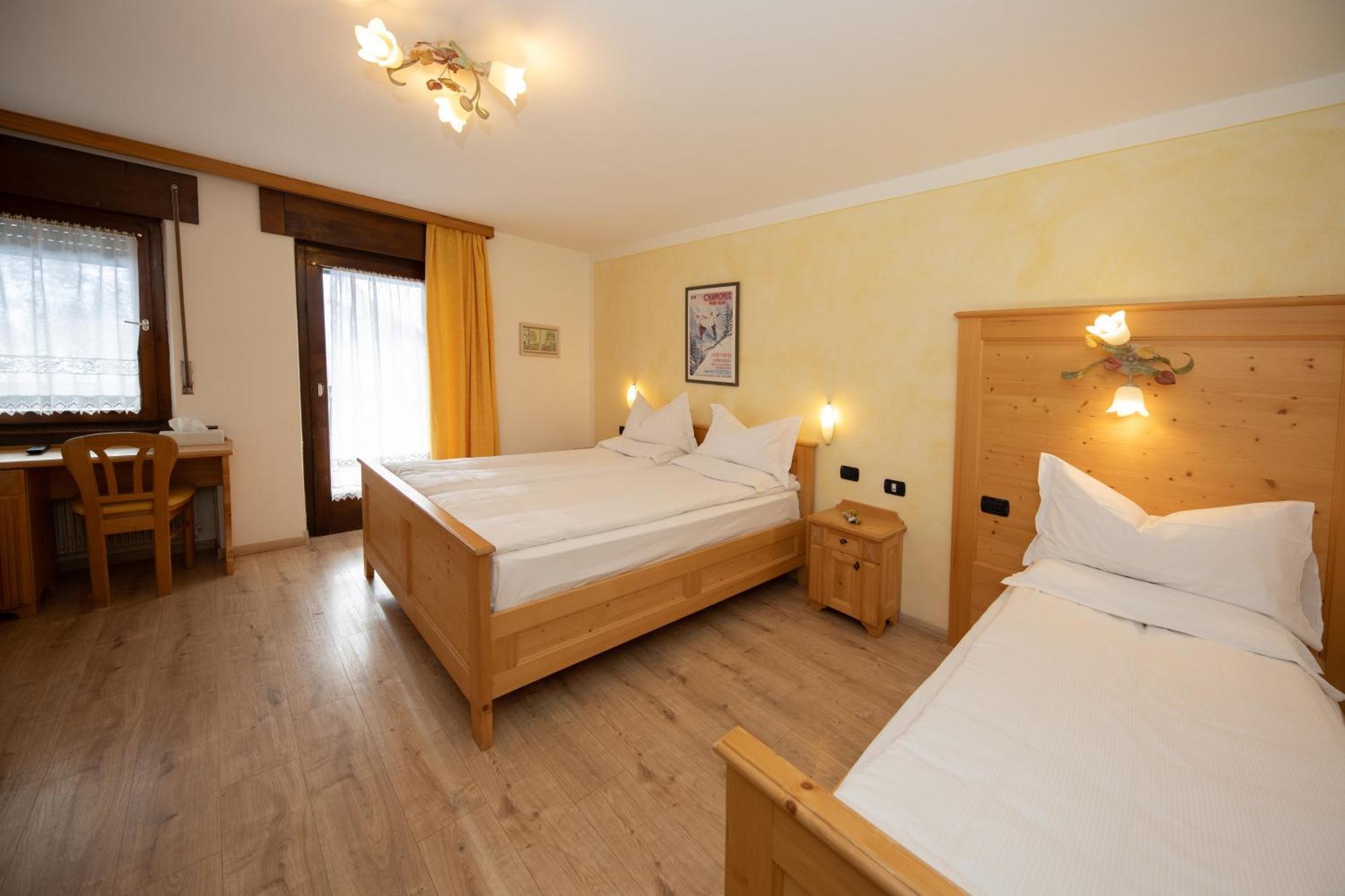 Albergo Venezia Пасо Роле Екстериор снимка