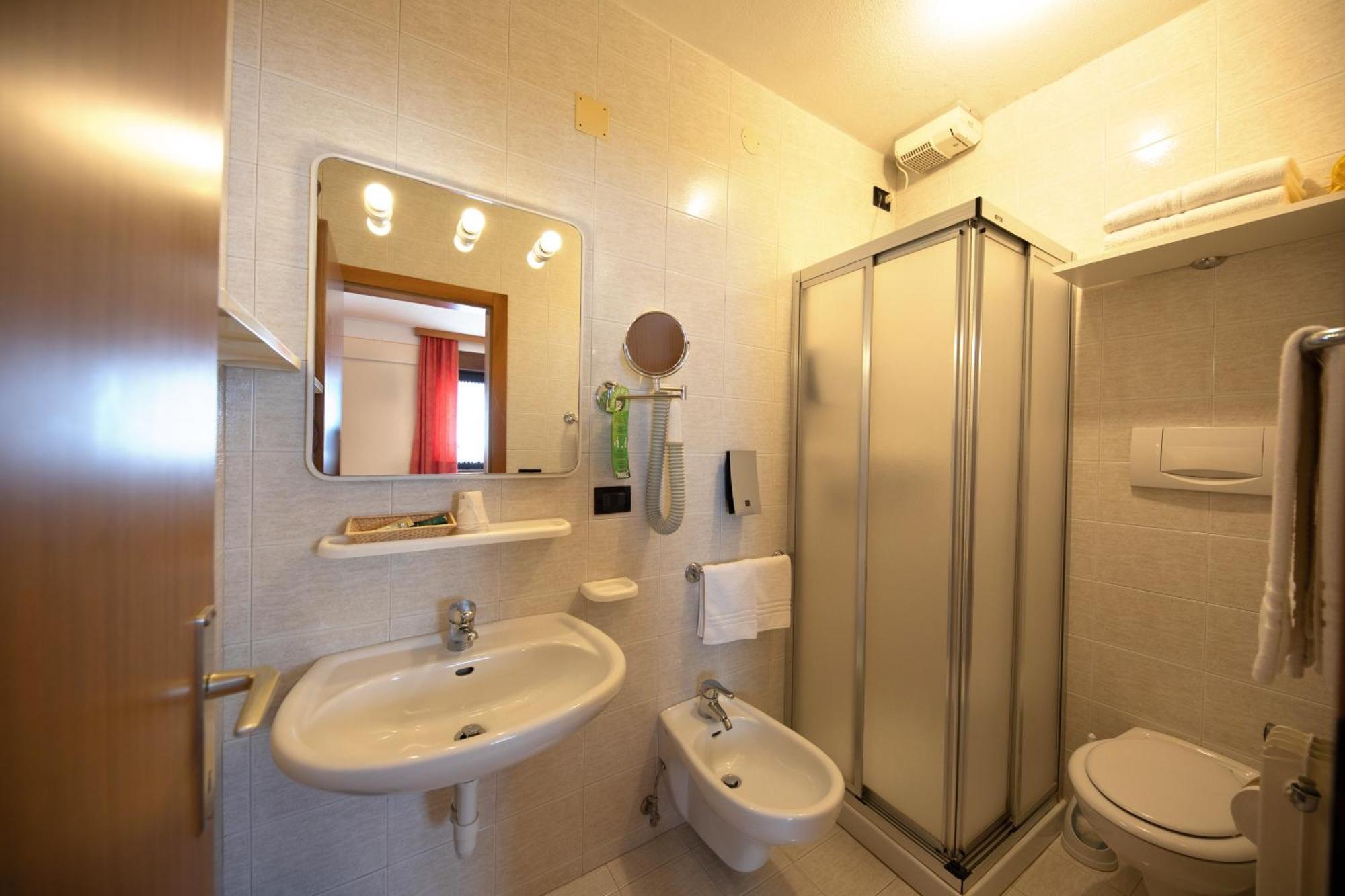 Albergo Venezia Пасо Роле Екстериор снимка